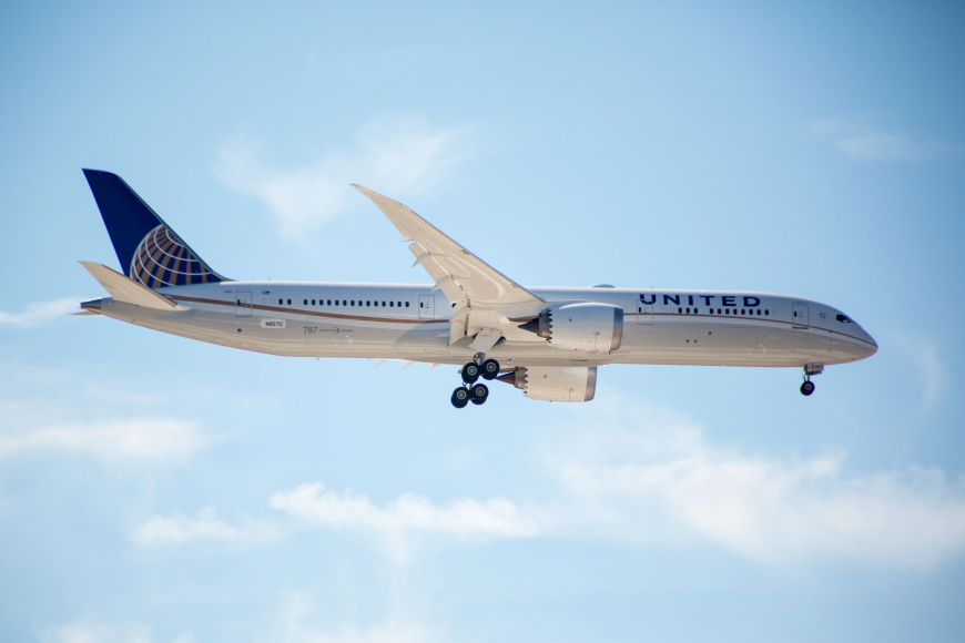 United Airlines Boeing 787 Declares Mayday After Engine Failure Near Washington D.C.